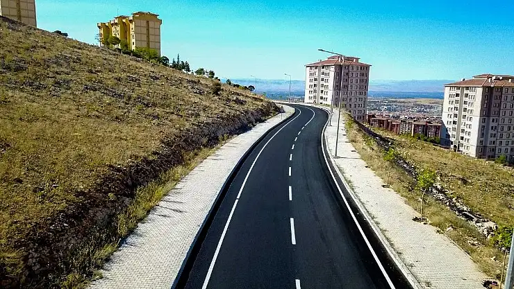 Malatya'da 2 kilometrelik asfalt çalışmasında 6 bin ton malzemesi kullandı