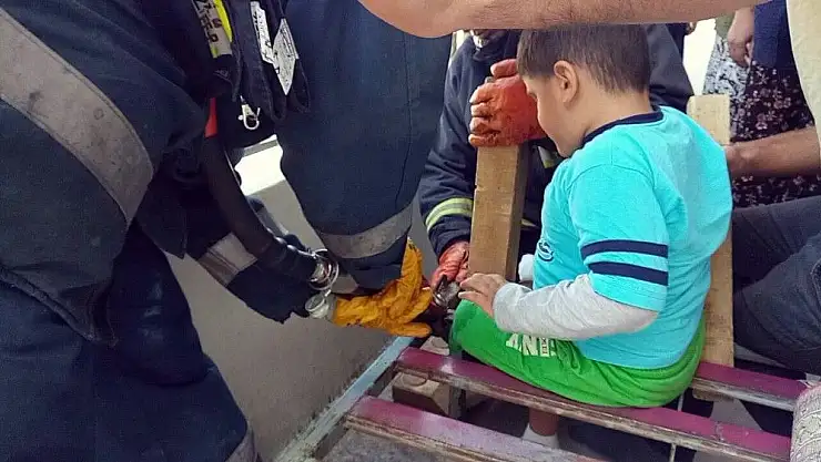 Malatya'da 4 yaşındaki Eymen´in ayağı demir kanepeye sıkıştı