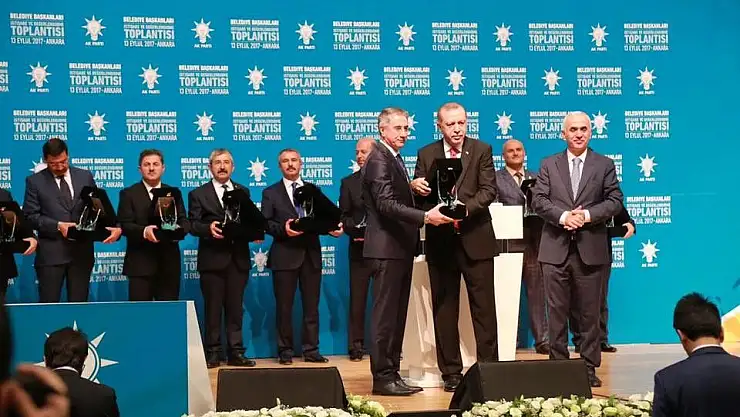 'Elazığ Belediyesi´nin ödülünü Cumhurbaşkanı Erdoğan verdi'
