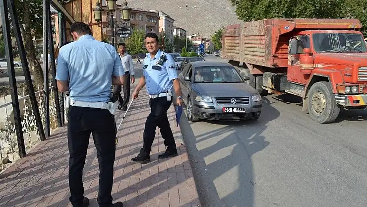 'Otomobil, kaldırımdaki vatandaşa çarptı'