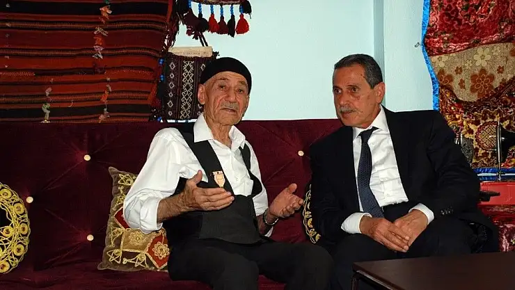 'Vali Kalkancı Kore Gazisi Alı Rıza Saygılıer ile sohbet etti'