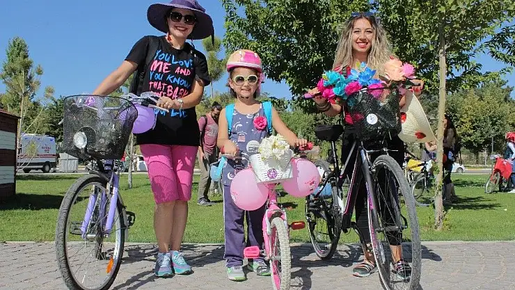 'Kadınlar bisikletlerini süsleyip pedal çevirdi'