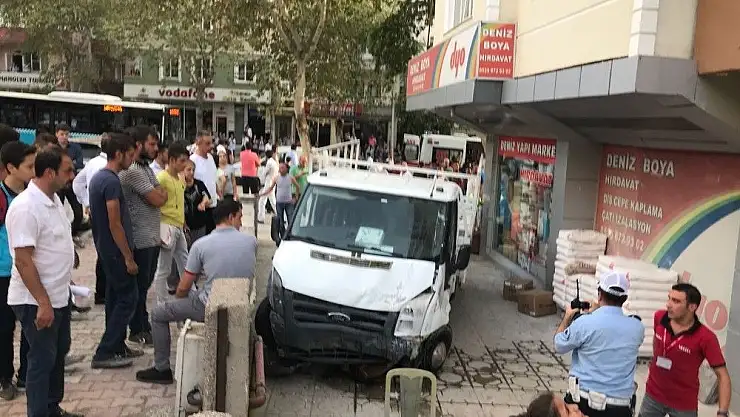 'Kontrolden çıkan kamyonet kaldırımdaki yayaları ezdi'
