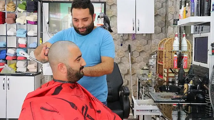 Malatya'da Papağan berberde çıraklık yapıyor