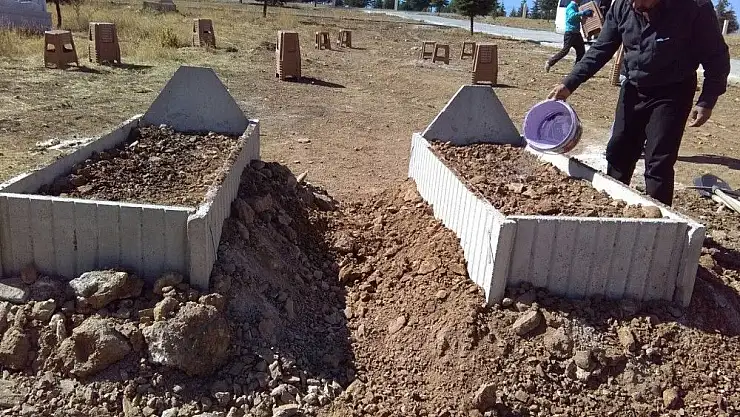 'Bir gün arayla vefat eden 60 yıllık evli çift, yan yana defnedildi'