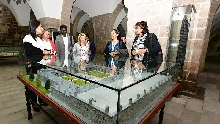 'Yeşilyurt Belediyesi´nden 15 bin kişiye aşure ikramı'