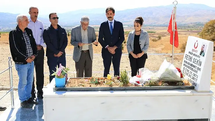 'AK Parti Tunceli heyeti, Şehit Sekin´in kabrini ziyaret etti'
