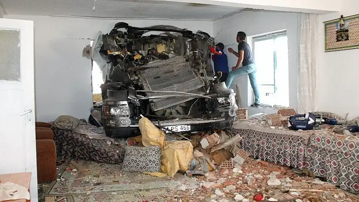 Tır eve girdi, 10 dakika ile faciadan dönüldü