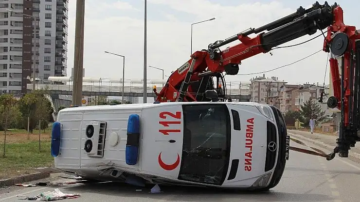 'Genç sağlık görevlisi kazada hayatını kaybetti'