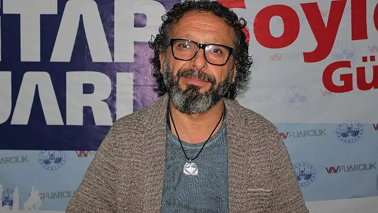 'Ünlü yazar Sinan Yağmur Elazığ´da okuyucuları ile buluştu'