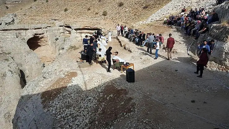 Malatya'da Usta kuaförlerden metrelerce yüksekte tıraş şovu