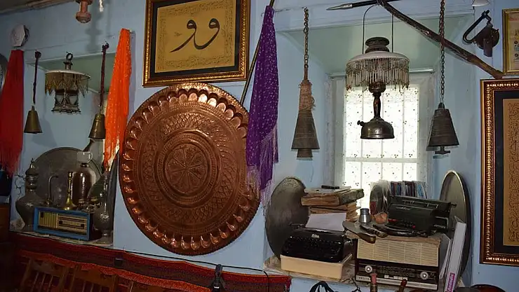 Malatya'da iki evini de sergi evine dönüştürdü