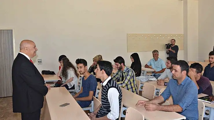 'Rektör Gönüllü Tarım Bilimleri ve Teknolojileri öğrencilerine ders verdi'