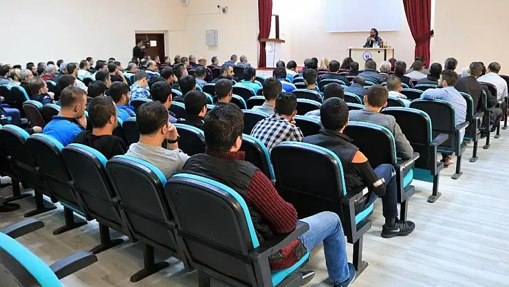 'Ünlü Yazar Sinan Yağmur cezaevinde mahkumlarla bir araya geldi'