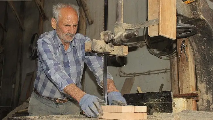 '20 yıl önce emekli oldu, mesleğini bırakmadı'