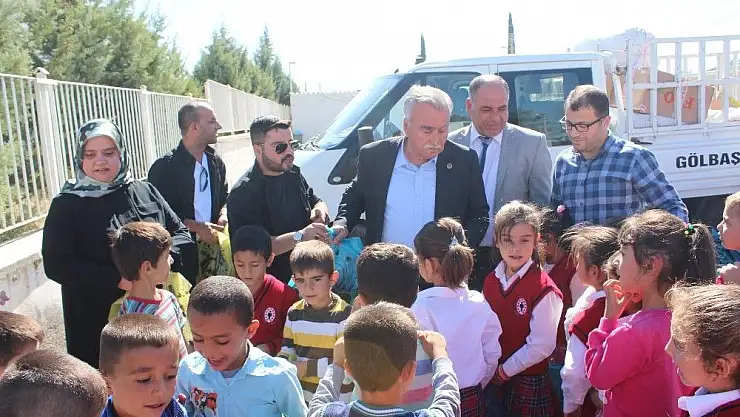 'Gölbaşı Belediyesi Samsatlı depremzede öğrencilere yardım etti'