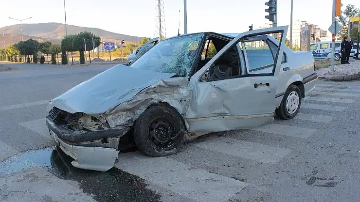 'Ekip aracı ile otomobil çarpıştı: 2 yaralı'