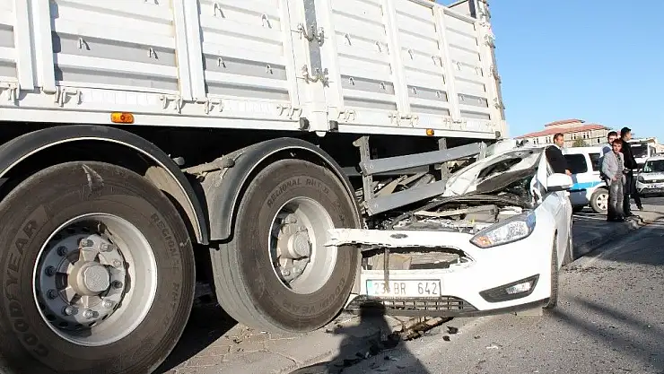 'Köpeğe çarpmamak isterken tırın altına girdi: 2 yaralı'