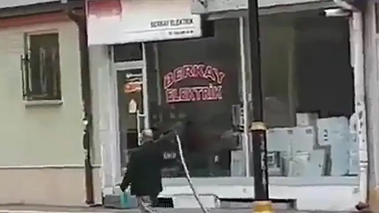 'Elektrikli süpürgeyi sokakta gezdirdi'