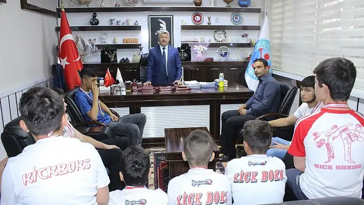 'Kick boks sporcuları madalyalarla döndü'