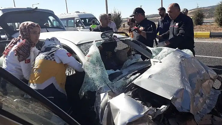 'Otomobil, kavşakta kamyona arkadan çarptı: 3 ölü'