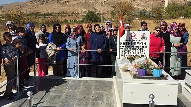 Malatya'da Kadın Meclisi şehit Polis Memuru Fethi Sekin´in kabrine ziyaret