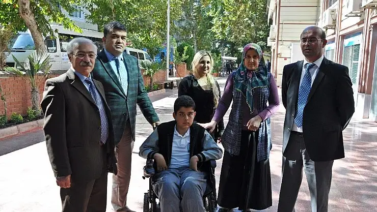 'Engelli öğrenciye akülü tekerlekli sandalye verildi'