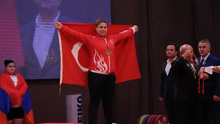 'BESYO öğrencisi halter şampiyonasında üçüncü oldu'