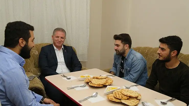 'Vali Gül öğrenci evine misafir oldu'