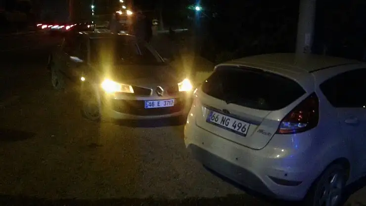 'Gölbaşı ilçesinde iki otomobil çarpıştı'