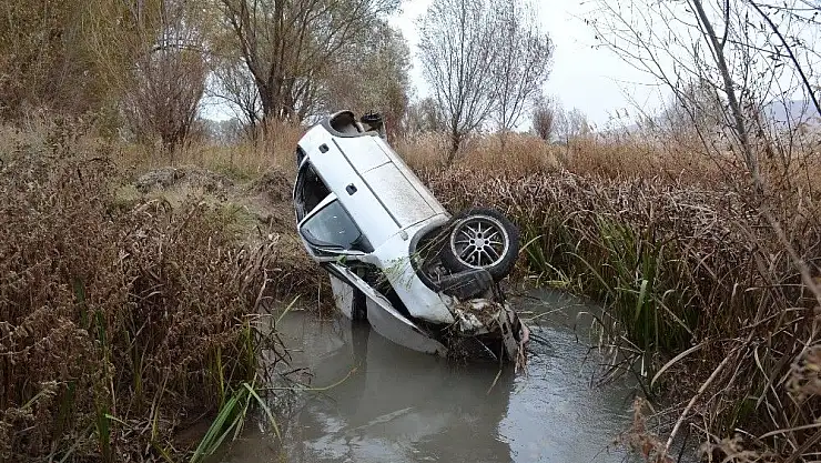 'Otomobil sulama kanalına uçtu, anne ve oğlu yaralandı'