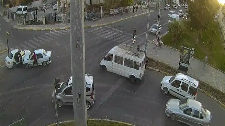 'Kırmızı ışık ihlali yapan sürücüyü yumrukladı'