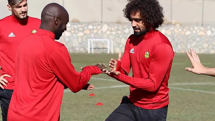 E. Yeni Malatyasporlu futbolcular yeşil zeminde yarıştı