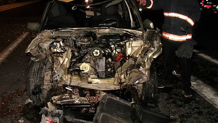 'Otomobil,kamyona  çarptı: 1´i ağır 3 yaralı'