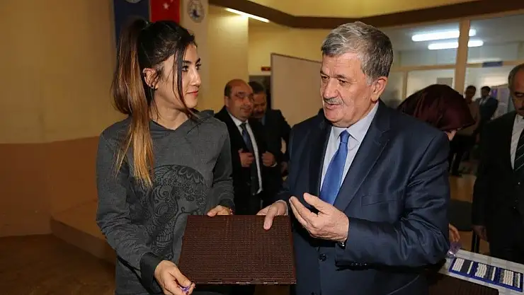 'Sosyal hizmet öğrencilere kabartma tablet dağıtıldı'