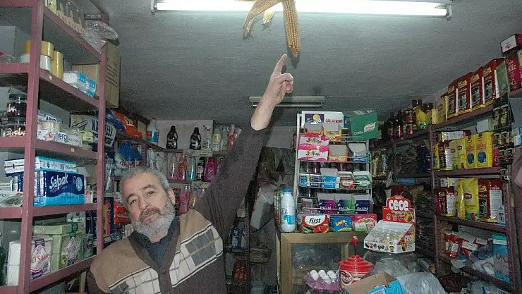 '25 yıldır bakkalın tavanını süslüyor'