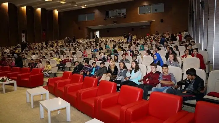 '''İki bavul dolusu'' oyunu miniklerle buluştu'