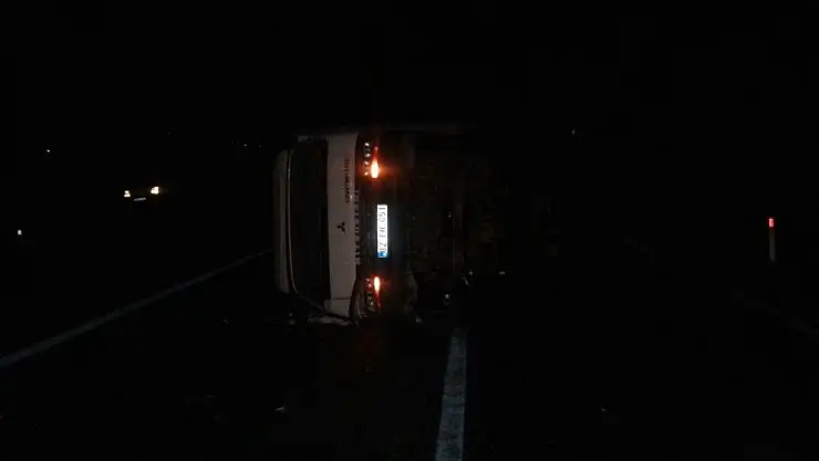 'İnşaat malzemesi yüklü kamyonet yan yattı'