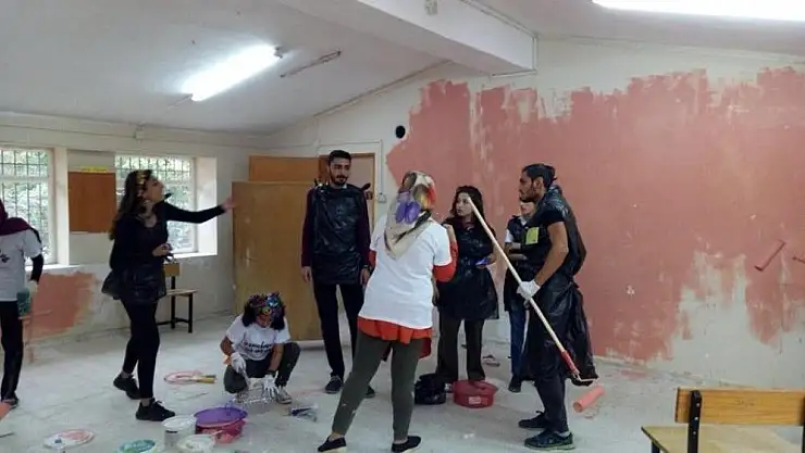 'Üniversite öğrencileri köy okulunu boyadı'