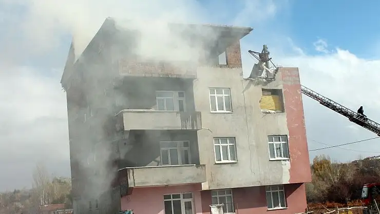 'Yangında mahsur kalan çifti ekipler kurtardı'