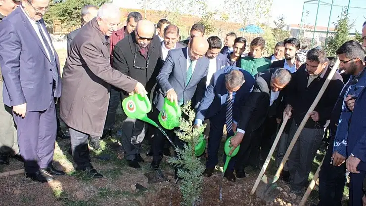 'Bakan Yardımcısı Tüfekçi okul bahçesine fidan dikti'