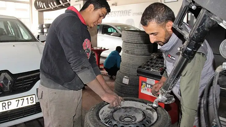 'Kar yağdı, kış lastiği yoğunluğu erken başladı'