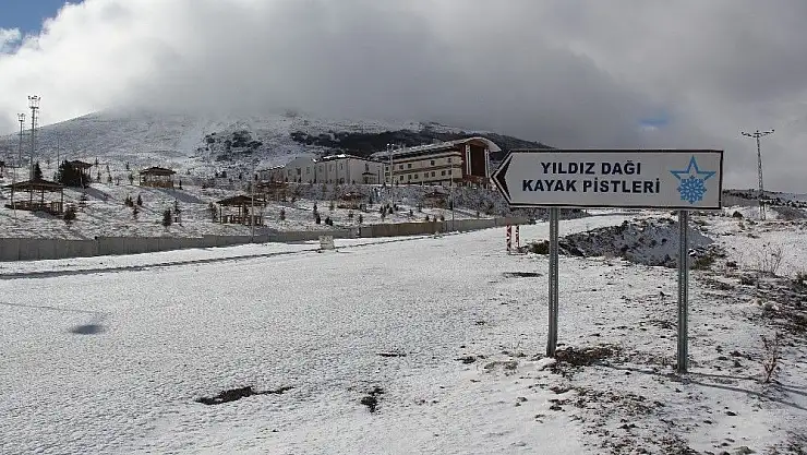 'Sivas´ta kayak merkezine mevsimin ilk karı yağdı'