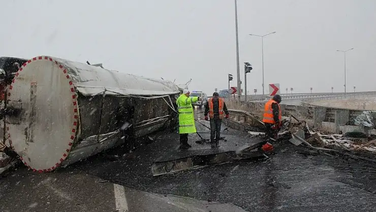 'Tanker devrildi, yola akan 15 ton asfalt dondu'