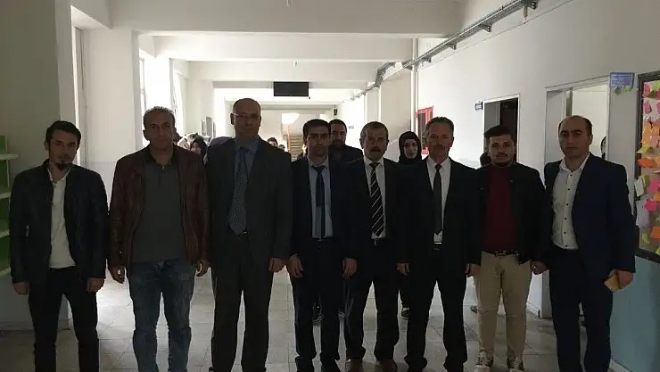 'Kahta MYO´dan Gazi Ortaokulu Kütüphanesine destek'