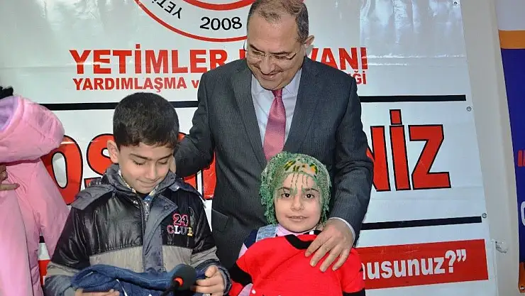 'Yetim çocukları sevindirdiler'