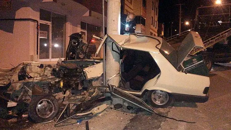'Direğe çarpan otomobil paramparça oldu: 2 yaralı'