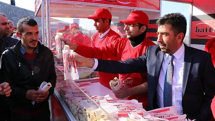Malatya Stadyumu´nda 27 bin 44 çiğ köfte dağıtıldı