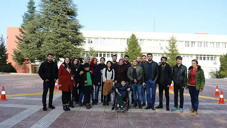 'Siyah gözlük takan üniversite öğrencileri engelli yolunda yürümekte zorlandı'