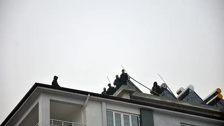 'Emniyet müdürü intihara kalkışan genci ikna etti'